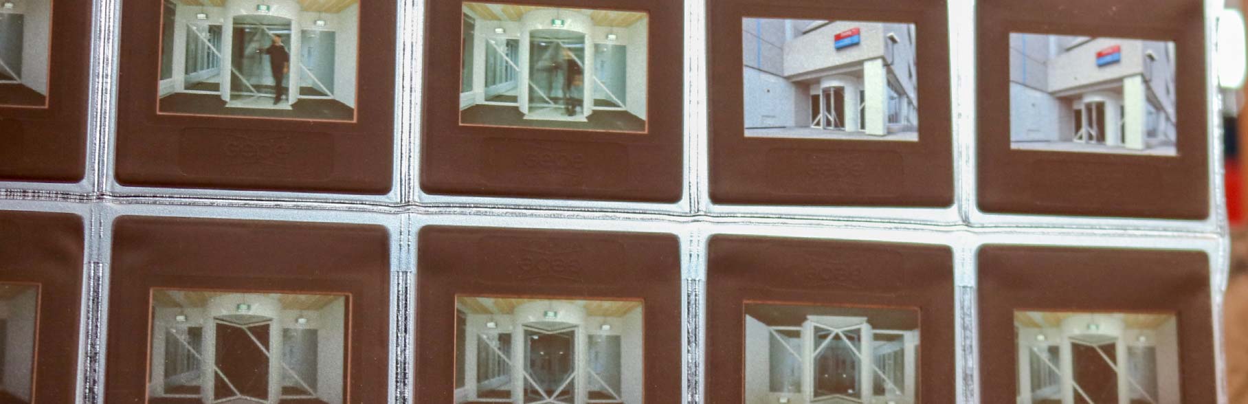 Fotonegatieven van de ingang van het EKP-gebouw