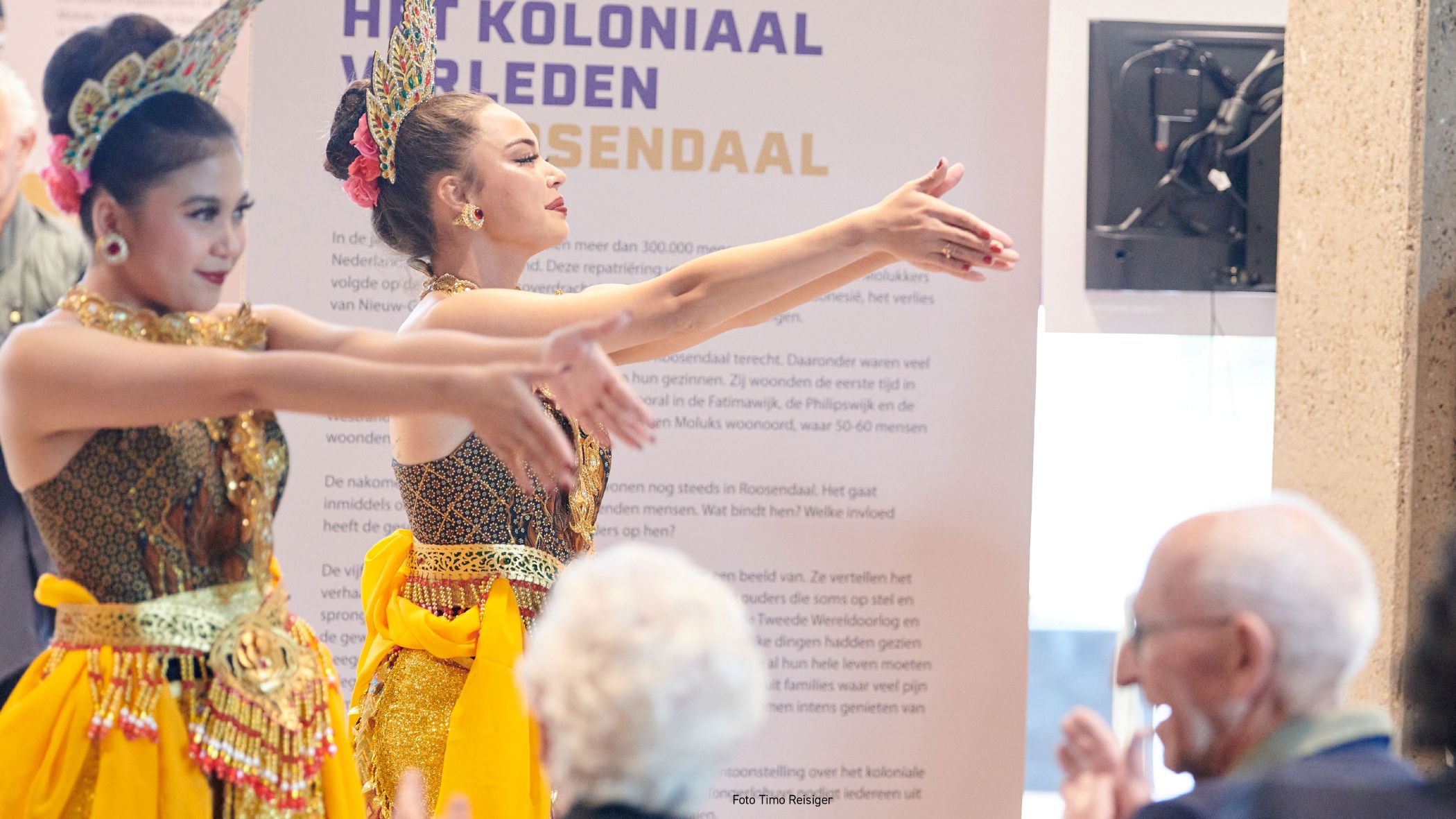 Danseressen tijdens opening mini-tentoonstelling over het koloniale verleden in september 2025